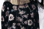 Bildausschnitt: Dünnes Mädchen mit Blumenkleid und Papiertüte über dem Kopf