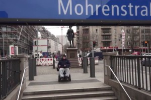 Rollstuhlfahrer vor U-Bahn-Treppe