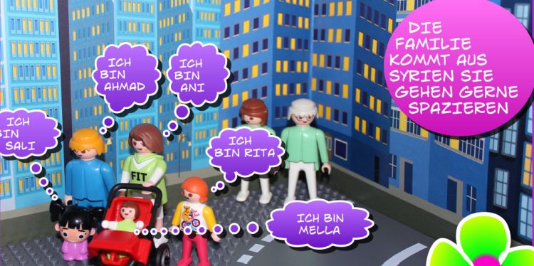 Comic-Ausschnitt: Eine syrische Familie in einer fremden Stadt. In der Sprechblase steht: "Die Familie kommt aus Syrien. Sie gehen gerne spazieren." Alle stellen sich vor. Die Eltern heißen Ani und Ahmad. Die Kinder Sali, Ani, Rita und Mella. Die Figuren sind Playmobil-, LEGO- und Duplo-Figuren. Die Farben sind bunt und fröhlich.