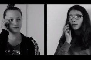 Screenshot Splitscreen: Zwei Mädchen telefonieren