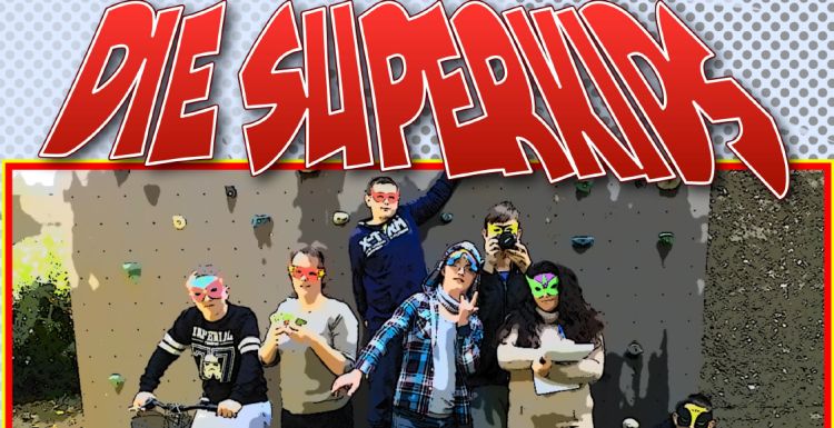 Jugendliche vor einer Kletterwand, mit Superheldenmasken im Gesicht. Stark comicartig verfremdet. Typische Comic-Schrift: "Die Superkids"