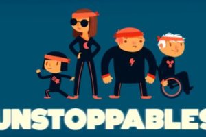 Die Unstoppables: Mai, Melissa, Jan und Achim. Melissa ist blind und Achim im Rollstuhl. Alle haben haben Kampfsportoutfits an.