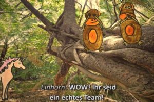Rosa Einhorn im Dschungel vor den drei Affen, die nicht hören, sehen und sprechen können.