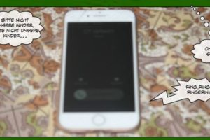 Auszug aus dem Comic: Ein klingelndes Handy. Dazu die Sprechblasen: "Oh Nein, die Schule!!" und "Bitte nicht unsere Kinder, bitte nicht unsere Kinder!!"