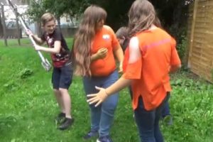 Szene aus dem Film Unser Sommer mit den Sommerwesen: Diebe stehlen den Sommerwesen ihre silberne Schippe