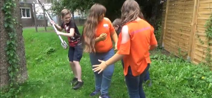 Szene aus dem Film Unser Sommer mit den Sommerwesen: Diebe stehlen den Sommerwesen ihre silberne Schippe