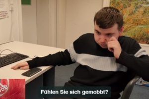 Jugendlicher sitzt weinend vor Computer