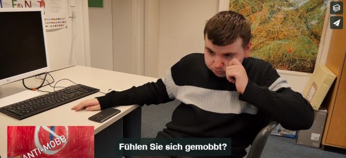 Jugendlicher sitzt weinend vor Computer