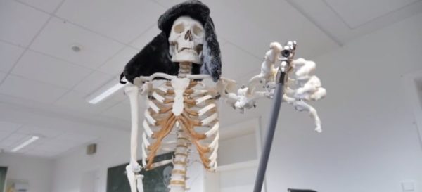 Skelett aus dem Biologieunterricht mit Fellmütze