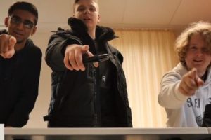 Drei Jugendliche zeigen mit dem Finger auf den Betrachter