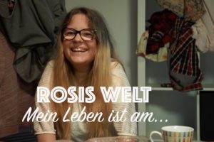 Ausschnitt aus dem Vlog: Rosis Welt. Rosi lacht. Unter ihr der Text: "Mein Leben ist am..."