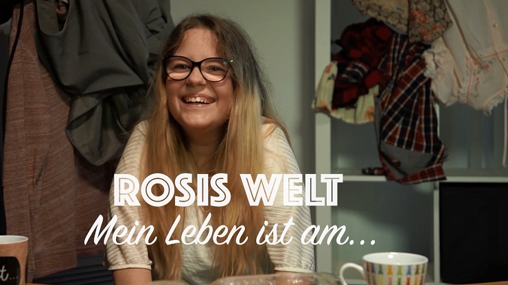 Ausschnitt aus dem Vlog: Rosis Welt. Rosi lacht. Unter ihr der Text: "Mein Leben ist am..."