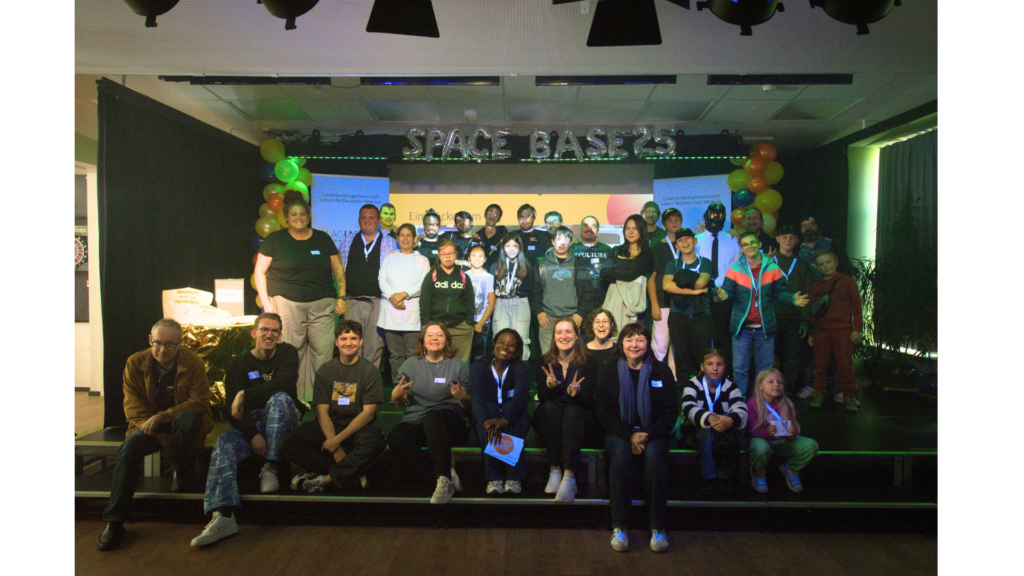 Gruppenbild der Teilnehmenden vom SpaceBase 25 auf der Bühne