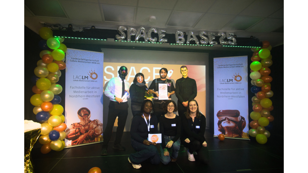 Preisträger des Inklusiven Jugend-Medien-Preis NRW mit dem Team der LAG LM