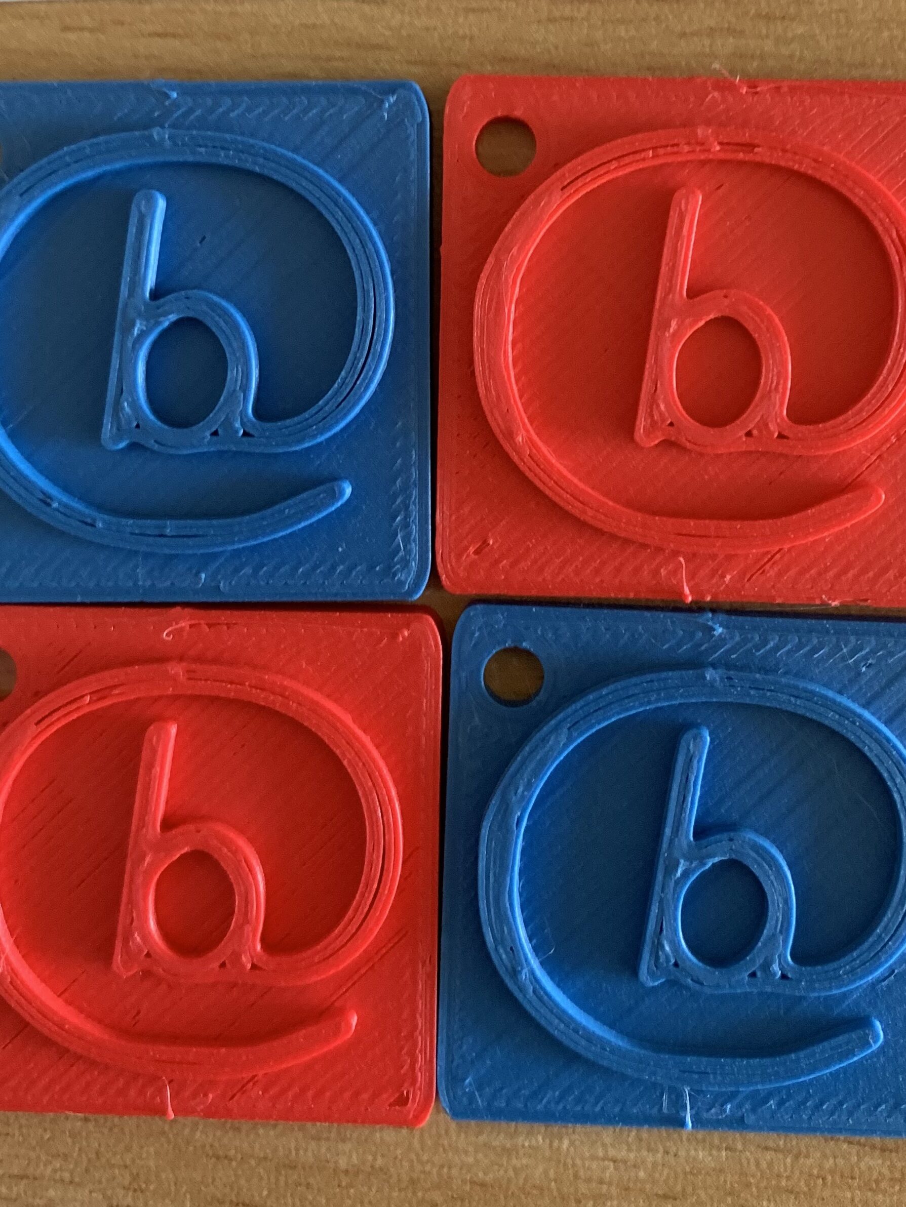Einkaufschips mit dem Logo von "barrierefrei kommunizieren!" darauf. Sie sind 3D-gedruckt.