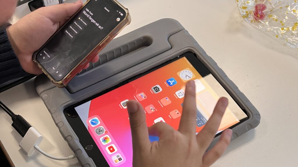 Ein Jugendlicher probiert Gemini auf seinem Handy aus