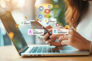 Smartphone mit Chat-Sprechblasen. KI-generiert
