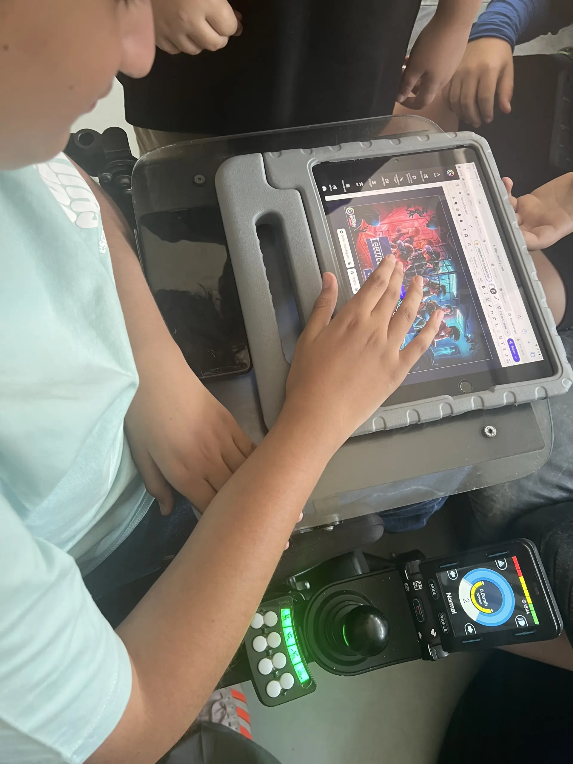 Kind im Rollstuhl bedient mit der rechten Hand ein Tablet mit Escape-Room-Spiel, das auf einem Rollstuhl-Tablett befestigt ist.
